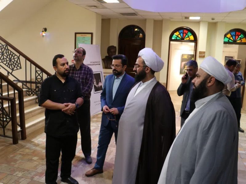 بازدید حجت‌الاسلام والمسلمین دیلم و همراهان از نمایشگاه «سوره فتح» در نگارخانه حوزه هنری گلستان