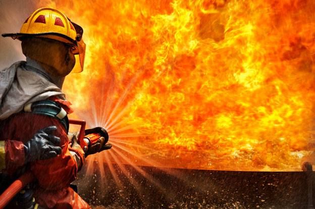 آتش‌سوزی فروشگاه لاستیک و سپرسازی با تلاش آتش نشانان مهار شد