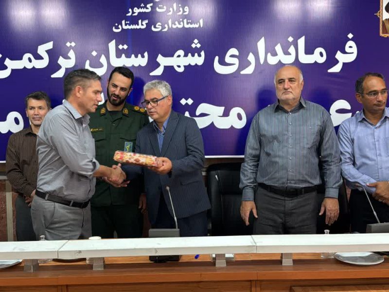 تقدیر از کارمندان برتر در نشست مشترک دستگاه‌های اجرایی شهرستان ترکمن