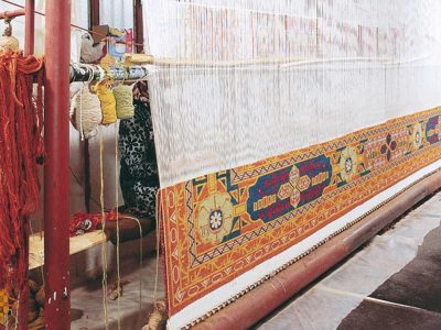 در راستای حمایت و توسعه مشاغل خانگی  زنجیره فرش و گلیم برای مددجویان تحت حمایت کمیته امداد گلستان اجرایی می شود
