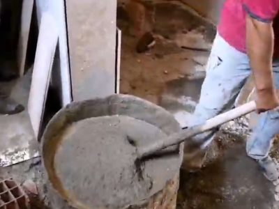 عملیات بتن‌ریزی و بهسازی پیاده‌روهای ضلع شرقی شهرک فرهنگیان در حاشیه جاده سلامت آغاز شد