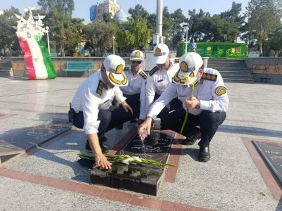 غبارروبی و عطرافشانی گلزار مطهر شهدا در هفته دفاع مقدس با حضور رئیس پلیس راهنمایی و رانندگی استان