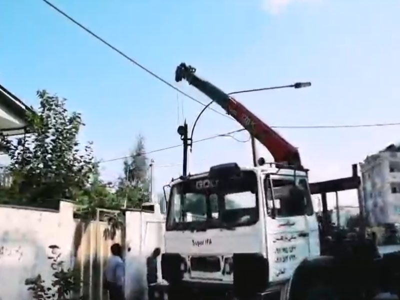 جاده سلامت روشن میشود / آغاز عملیات نصب پایههای چراغ دکوراتیو